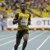 Usain Bolt slows to a jog on way to winning heat