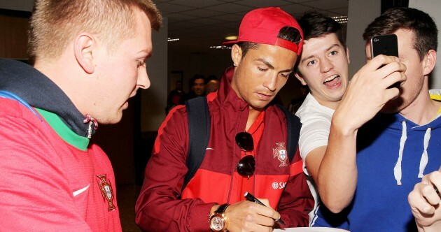 Snapshot: Ronaldo welcomed to Belfast by fan grabbing a quick selfie