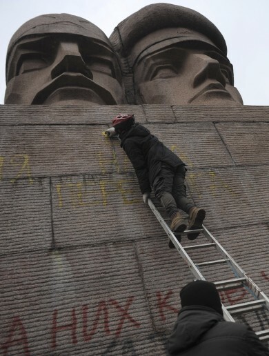 Russia withdraws ambassador from Kiev as stand-off with Western powers deepens