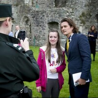 Orlando Bloom attends Irish wedding, poses for 7 gagillion selfies... it's The Dredge