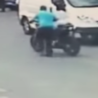 Watch: Thief got bystanders to help load stolen motorbike into van in broad daylight