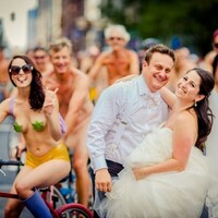 Thousands of naked cyclists photobomb wedding shoot