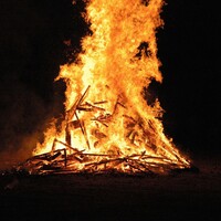 Man who drove car into bonfire and attacked 3 garda&Atilde;&shy; gets partially suspended sentence