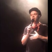 Harry Styles stopped his gig in Mexico to pay emotional tribute to his hometown of Manchester