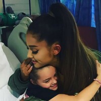 Ariana Grande visits injured fans in hospital 