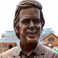 A statue of Terry Wogan was unveiled in Limerick and it doesn't really look anything like him 