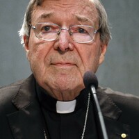 Cardinal Pell returns to Australia to face abuse charges 
