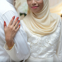 India bans practice that allowed men to divorce their wives by reciting word three times