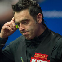 Watch: Ronnie O'Sullivan lets stage invader attempt to pot the black