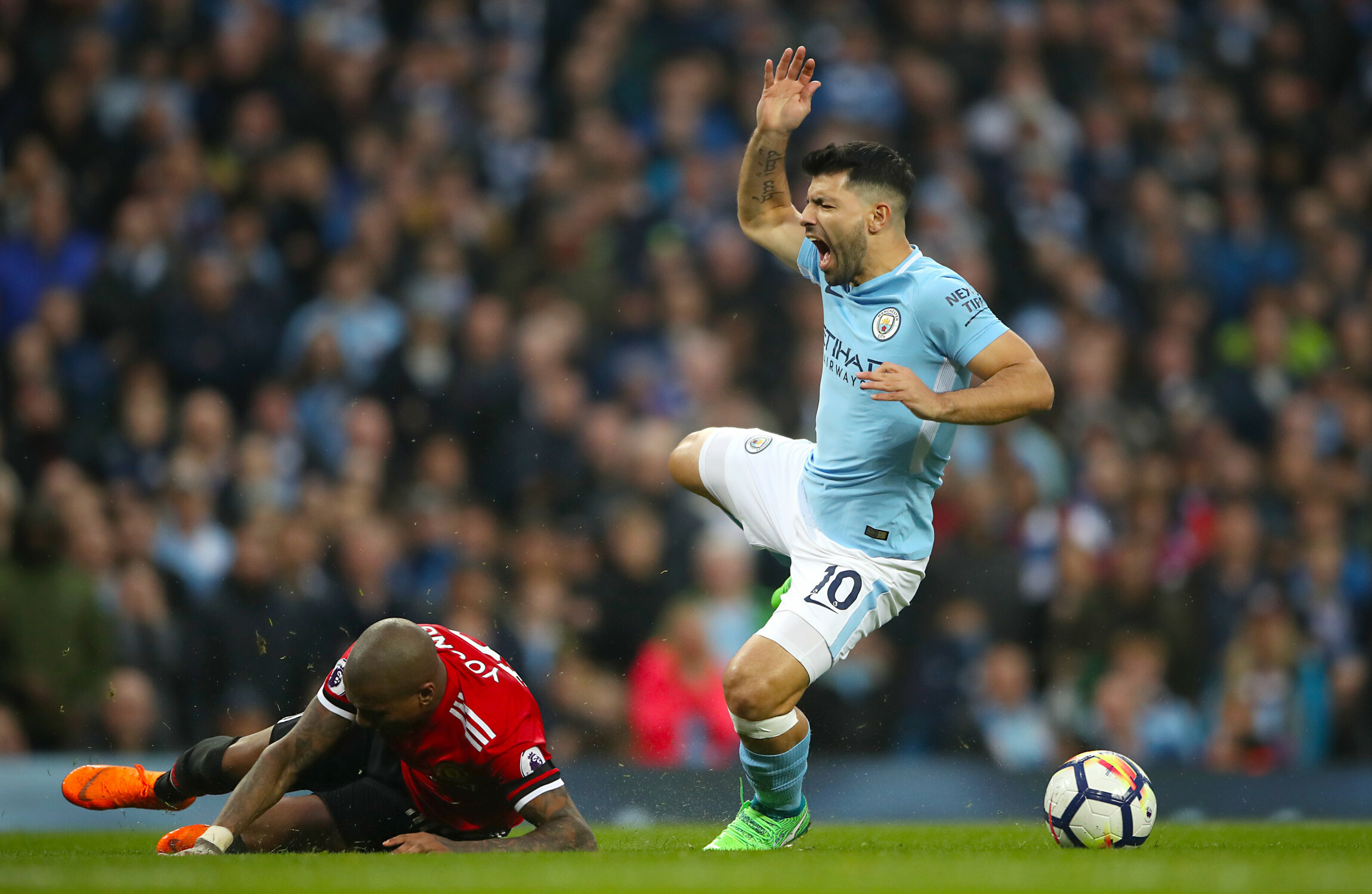 Man City's Aguero confirms knee surgery