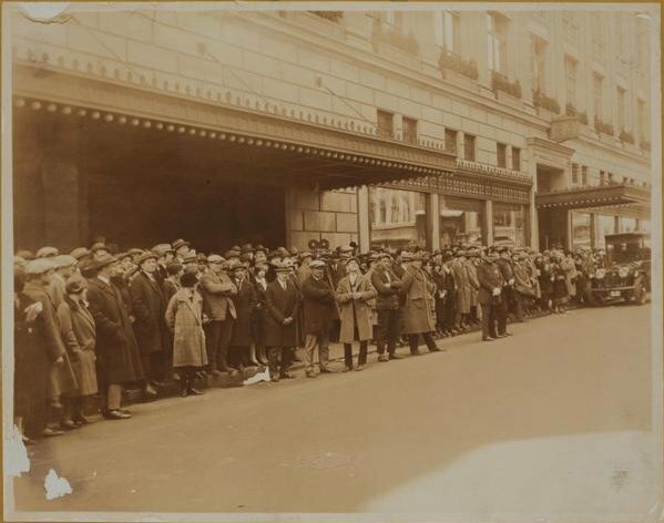 customers-lined-up-outside-saks-fifth-avenue-in-the-1920s
