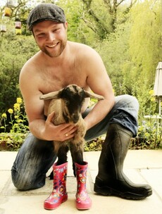 Road frontage, farmer’s tans and flat caps: It’s the 2014 Irish Farmer Calendar