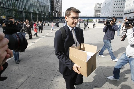 A worker holding a box, leaves the Lehman Brothers headquarters at Canary Wharf in London on Monday 15 September 2008