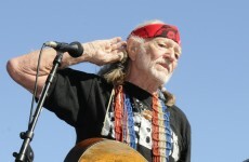 Willie Nelson to avoid jail - by performing in courthouse