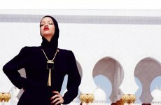 Rihanna asked to leave Abu Dhabi mosque after posing for photographs