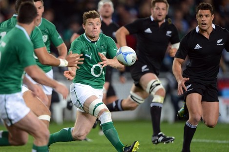 Brian O'Driscoll spins a pass under the watchful gaze of Richie McCaw and Dan Carter.