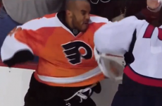 VIDEO: NHL goalkeeper fights dirty with opposite number