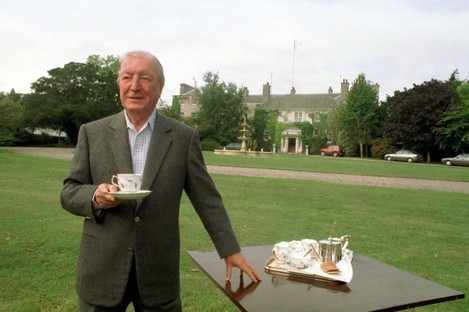 Charlie Haughey outside the mansion in 1995