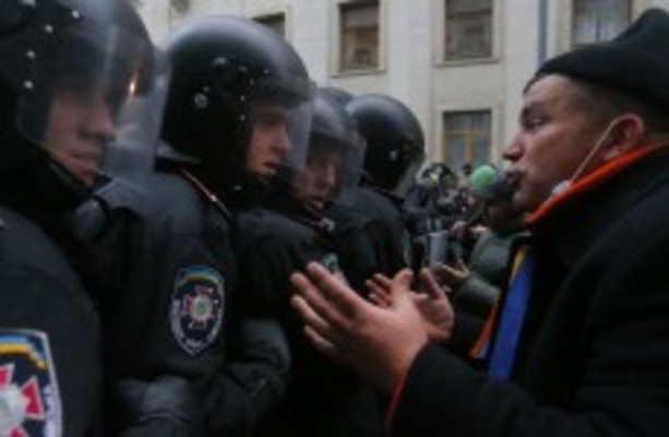 Clashes rage as 100,000 Ukrainians protest in Kiev · TheJournal.ie