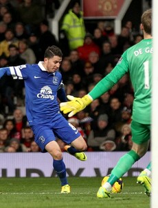Oviedo sneaks in at back post to give Everton win over Moyes' Man United