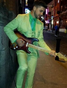Shane Long busked in Temple Bar last night, wearing a lime green suit