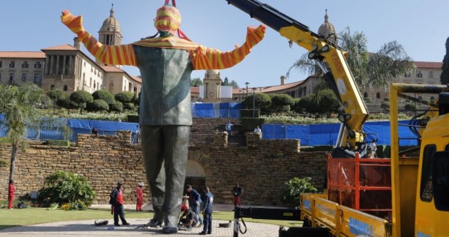 Giant statue of Nelson Mandela goes up in Pretoria