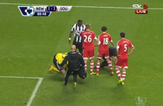 VIDEO: Moussa Sissoko accidentally floors referee Mike Jones