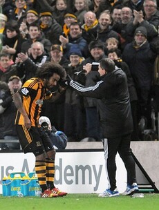Tom Huddlestone gets haircut on the sideline after breaking goal drought