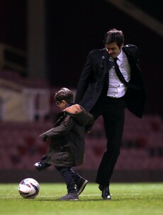 Snapshot: Ronnie O'Sullivan has a kickabout with his son at Upton Park