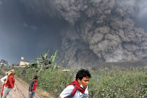 People prepare to flee during the eruption. 
