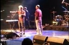 Guy uses Kodaline gig to propose to girlfriend
