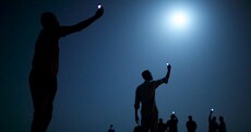 Image of African migrants searching for phone signal is the best press photo of the year