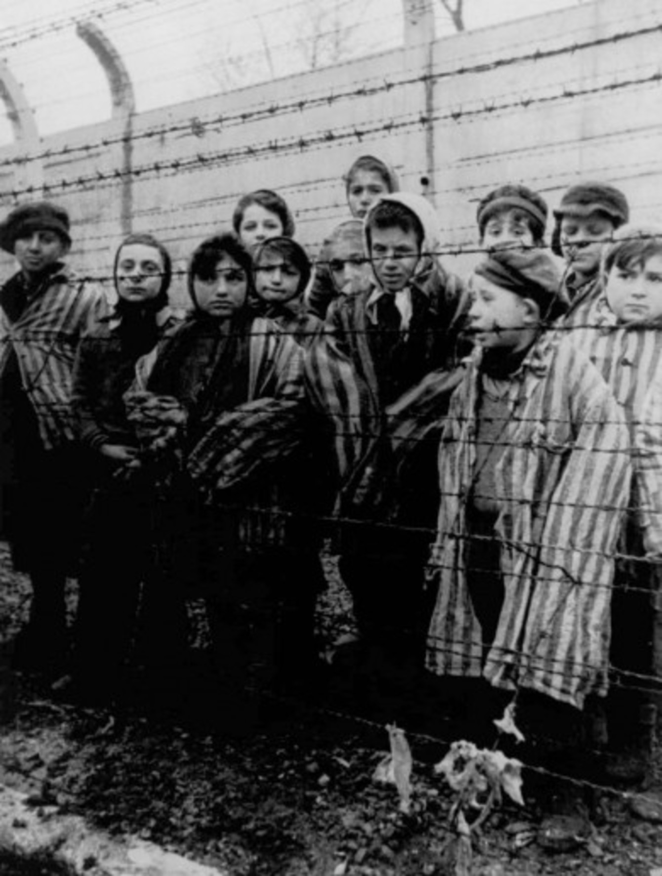 Three Suspected Auschwitz Guards Aged 88 92 And 94 Arrested In Germany