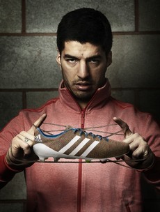 Suarez to unleash the first knitted football boot at Old Trafford