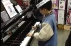 Kid blows shoppers away with impromptu piano performance