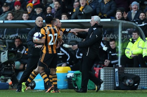 Newcastle United's manager Alan Pardew confronts Hull City's David Meyler.