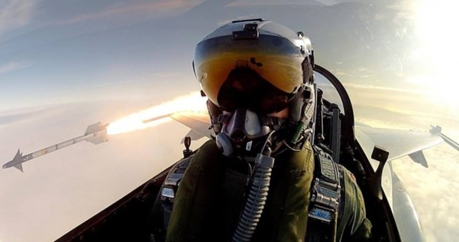 This F-16 pilot took the ultimate selfie while firing a Sidewinder missile