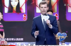 Des Bishop sings Come Out Ye Black and Tans on Chinese TV