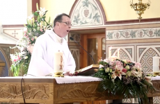 Enjoy the singing priest's epic Hallelujah? Here are his other at-the-altar moments...