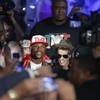 Justin Bieber accompanies 'Money' Mayweather to ring before he goes 46-0