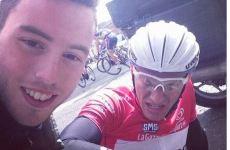 'Selfie king' apologises for picture with collapsed Giro cyclist