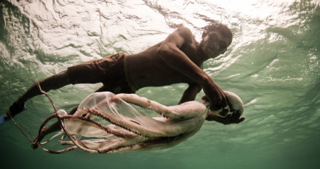 Incredible shots of the last nomads who spend their entire lives at sea