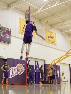 NBA draft prospect jumps freakishly high at Lakers workout