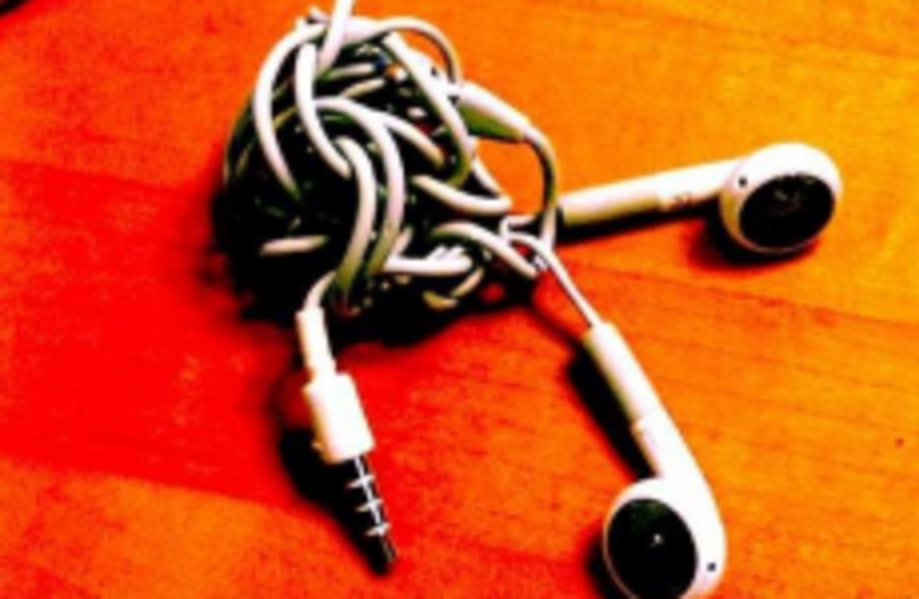 The scientific reason your earphones always get tangled · TheJournal.ie