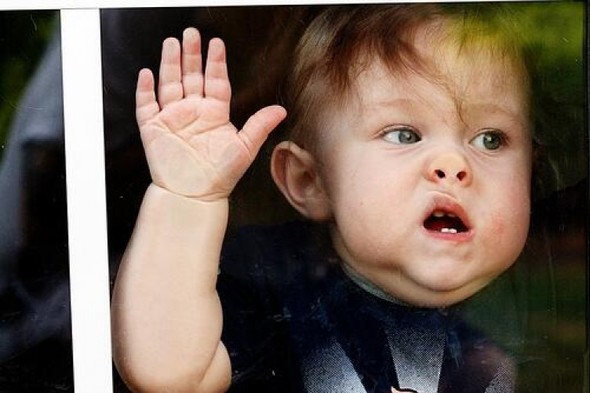 покажи стеклянный глаз у детей. ребенок за окном дождь. стекло ребенок. ребенок за стеклом. ребенок у окна.