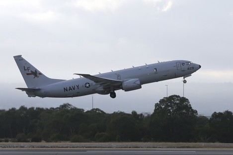 A US navy plane rejoins the search for MH370 