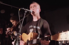 Coláiste Lurgan do Garth Brooks as Gaeilge