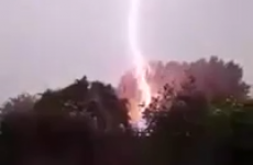 Man reacts excellently to sudden lightning strike