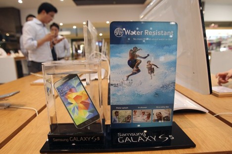 Positive sales of the Galaxy S5 wasn't enough to stop Samsung's net profit from falling.