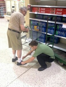This supermarket employee's small act of kindness is going insanely viral